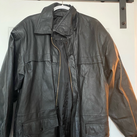 The jacket was a gift, but doesn’t fit. It should be worn by someone with style! - Picture 3 of 4